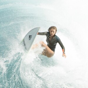 Blake Lively surfeuse dans Instinct de survie.