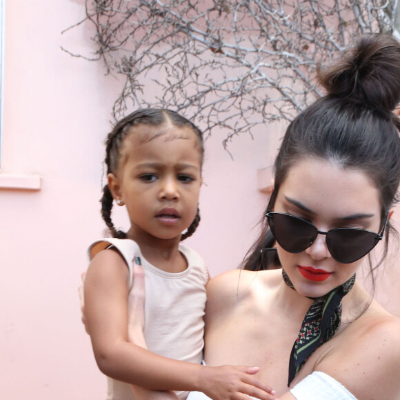 La famille Kardashian passe la journée à l'hippodrome Del Mar. Kim est avec sa fille North, Khloe Kardashian est aussi de la partie avec Kourtney Kardashian, Scott Disick, leurs enfants Mason, Penelope et Reign Disick et il y a Kris Jenner avec son compagnon Corey Gamble et sa fille Kendall Jenner. Le clan s'est retrouvé pour fêter l'anniversaire de leur grand-mère Mary Jo Campbell. Le 26 juillet 2016