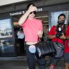 Kendall Jenner se cache des photographes à l'aéroport de LAX à Los Angeles, le 25 juillet 2016