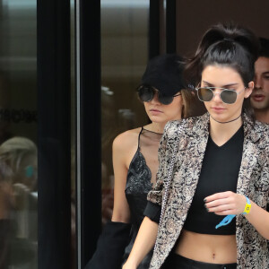 Gigi Hadid et Kendall Jenner quittent l'appartement de Gigi à New York le 24 juillet 2016.