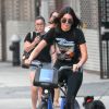 Kendall Jenner se promène à Vélo à New York le 24 juillet 2016.