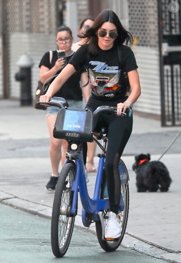 Kendall Jenner se promène à Vélo à New York le 24 juillet 2016.