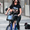 Kendall Jenner se promène à Vélo à New York le 24 juillet 2016.