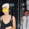 Kendall Jenner se cache des photographes derrière sa casquette Honda motorcycle à la sortie d'un immeuble à New York. Kendall se rend au concert de Guns and Roses dans le New Jersey. Le 23 juillet 2016