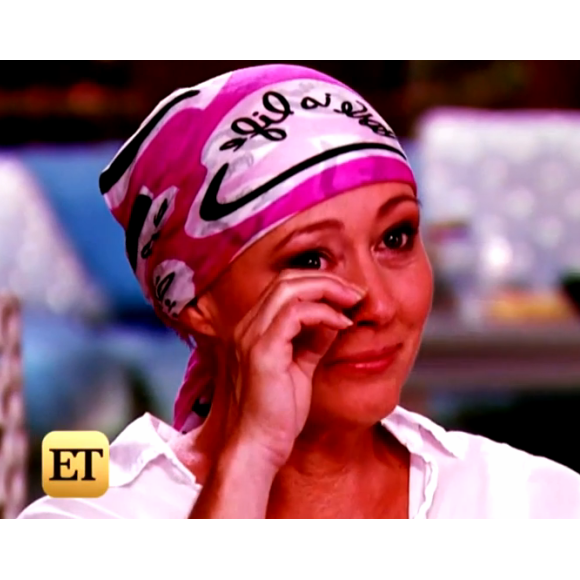 Shannen Doherty en larmes, raconte son combat contre le cancer du sein dans une émission qui lui est consacrée, diffusée sur le site Entertainment Tonight. Image extraite d'une vidéo publiée le 29 juillet