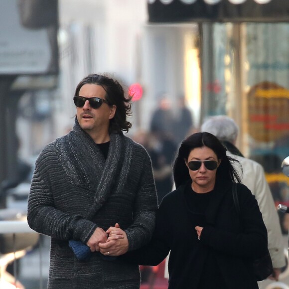 Exclusif - Shannen Doherty et son mari Kurt Iswarienko se promènent dans les rues de Paris le 18 mars 2016 © Cyril Moreau / Bestimage