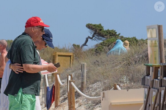 Exclusif - Niki Lauda et sa femme Birgit Wetzinger sur la plage lors de leurs vacances à Formentera, le 26 juillet 2016.