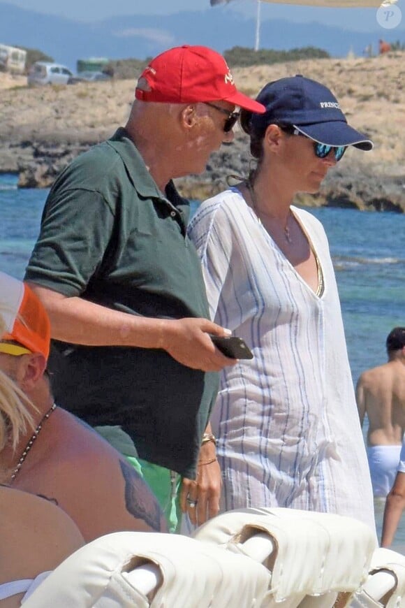 Exclusif - Niki Lauda et sa femme Birgit Wetzinger sur la plage lors de leurs vacances à Formentera, le 26 juillet 2016.