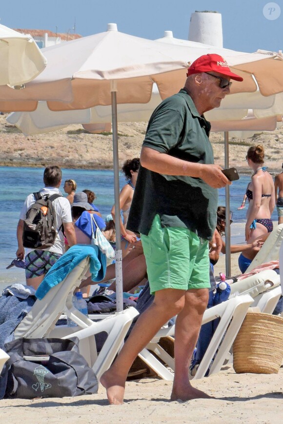 Exclusif - Niki Lauda et sa femme Birgit Wetzinger sur la plage lors de leurs vacances à Formentera, le 26 juillet 2016.
