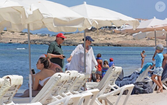 Exclusif - Niki Lauda et sa femme Birgit Wetzinger sur la plage lors de leurs vacances à Formentera, le 26 juillet 2016.