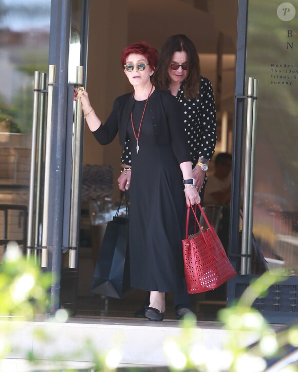 Exclusif -  Sharon et Ozzy Osbourne font du shopping chez Barneys New York à Beverly Hills le 24 juillet 2016.
