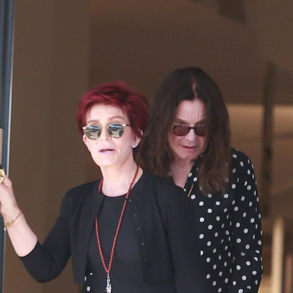 Exclusif -  Sharon et Ozzy Osbourne font du shopping chez Barneys New York à Beverly Hills le 24 juillet 2016.