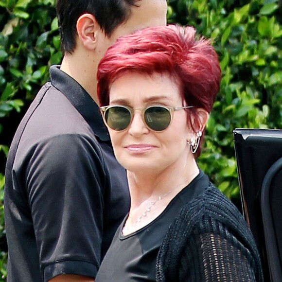 Exclusif - Sharon Osbourne au téléphone dans les rues à Los Angeles Le 23 Juillet 2016