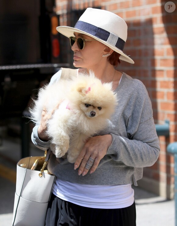 Sharon et Ozzy Osbourne à la sortie d'un centre médical avec leur petit chien à Beverly Hills. Sharon et Ozzy se séparent après 33 ans de mariage. Sharon a remplacé son alliance avec une jolie bague fantaisie alors que Ozzy porte toujours la sienne.. Le 20 mai 2016