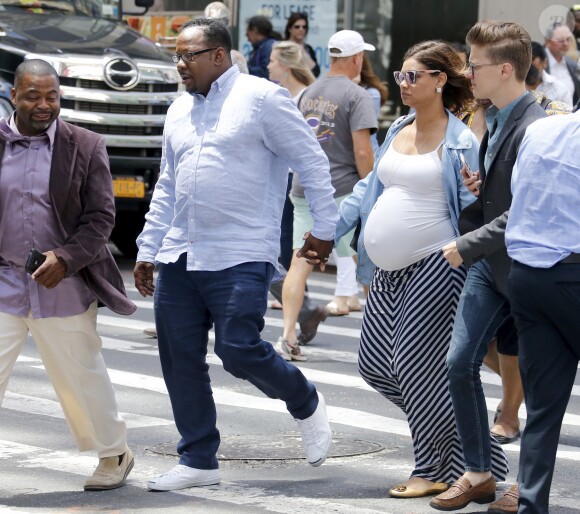 Bobby Brown et sa femme Alicia Etheredge, enceinte, se baladent main dans la main à Times Square à New York le 13 juin 2016
