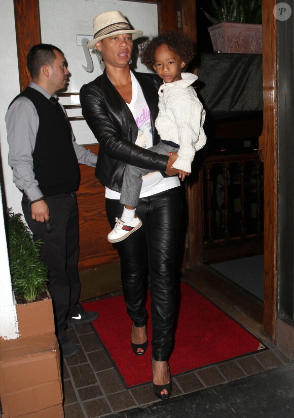 Bobby Brown se rend au restaurant "Madeo" avec sa femme Alicia Etheredge et d'autres membres de sa famille a West Hollywood, le 6 mai 2013.