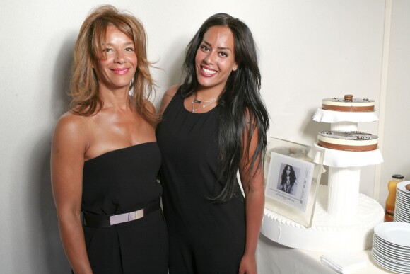 Amel Bent et sa mère - Amel Bent fête son 29ème anniversaire avec sa mère au salon du timbre de Paris au Parc Floral de Vincennes, où un timbre à son effigie a été dévoilé. Le 21 juin 2014