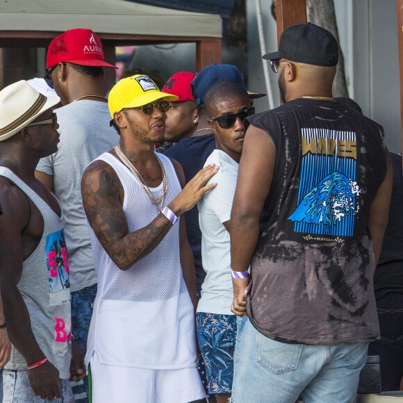 Lewis Hamilton et son entourage arrivent à la "Calypso party" sur le Harbour Master Cruises. Bridgetown, La Barbade, le 2 août 2016.