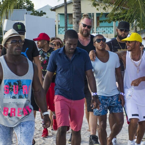 Lewis Hamilton et son entourage arrivent à la "Calypso party" sur le Harbour Master Cruises. Bridgetown, La Barbade, le 2 août 2016.