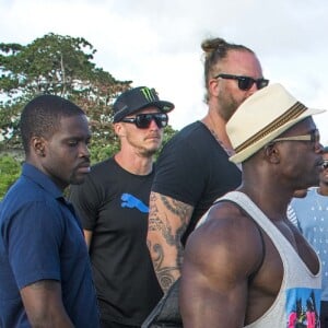 Lewis Hamilton et son entourage arrivent à la "Calypso party" sur le Harbour Master Cruises. Bridgetown, La Barbade, le 2 août 2016.
