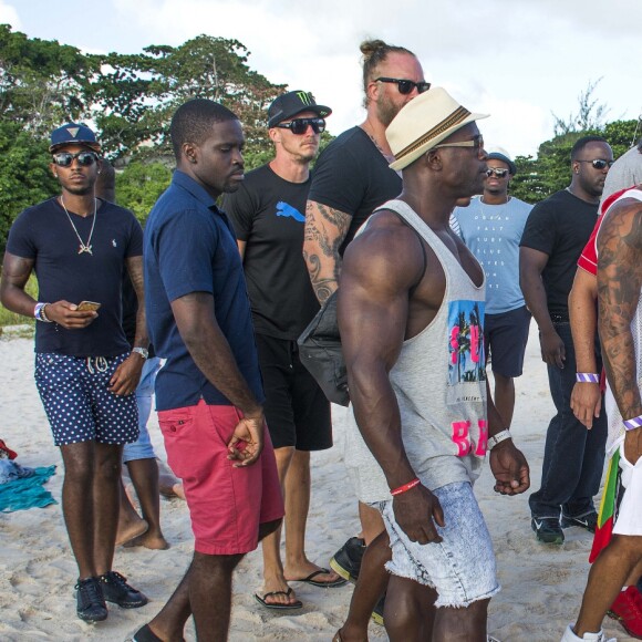 Lewis Hamilton et son entourage arrivent à la "Calypso party" sur le Harbour Master Cruises. Bridgetown, La Barbade, le 2 août 2016.