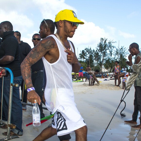 Lewis Hamilton et son entourage arrivent à la "Calypso party" sur le Harbour Master Cruises. Bridgetown, La Barbade, le 2 août 2016.