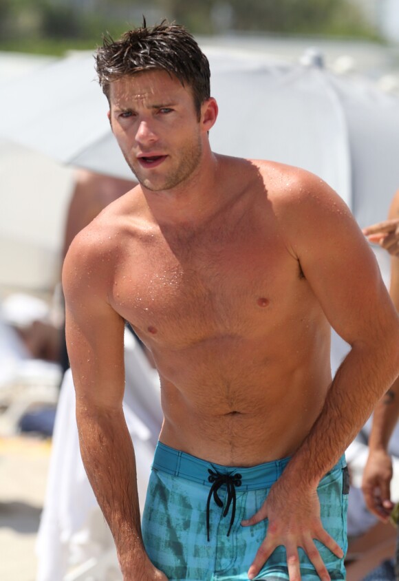 Scott Eastwood profite d'une journée avec des amis à la plage à Miami, le 16 juillet 2016.
