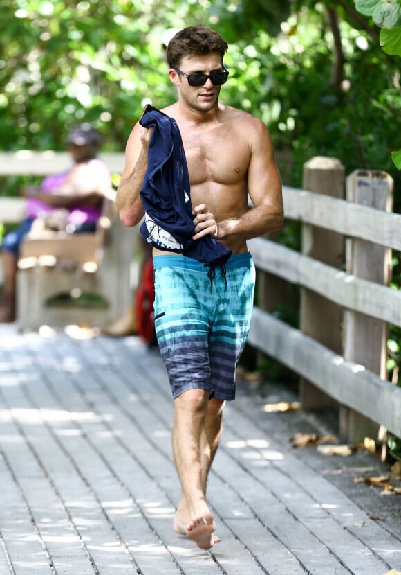 Scott Eastwood profite d'une journée avec des amis à la plage à Miami, le 16 juillet 2016.