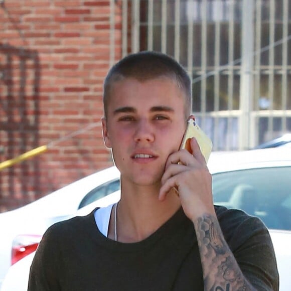 Justin Bieber au téléphone dans les rues de West Hollywood, le 26 juillet 2016.