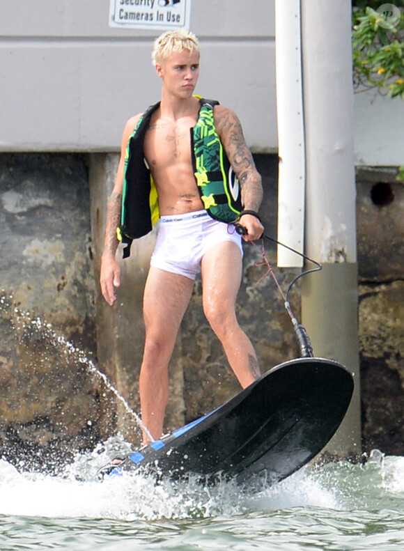 Exclusif - Justin Bieber passe une journée ensoleillée sur un yacht avec Ashley Benson et des amis à Miami. Le chanteur s'amuse avec un wavejet, discute et plaisante avec ses amis. Le 3 juillet 2016