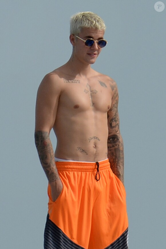 Exclusif - Justin Bieber passe une journée ensoleillée sur son yacht avec des amis à Miami. Le chanteur s'amuse avec un wavejet, discute et plaisante. Le 2 juillet 2016
