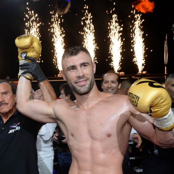 Le boxeur croate Danijel Solaja et le boxeur Yohan Lidon (Le Bûcheron) vainqueur - Soirée "La Fight Night" de Saint-­Tropez, France, le 4 août 2016. La Fight Night est un concept original alliant les plus hautes valeurs des sports de combats internationaux au glamour de Saint-­Tropez. Certains des plus grands noms de la boxe thaï et du kick-boxing mondiaux se sont affrontés sur ce ring faisant désormais partie de la légende de la boxe sous toutes ses formes. Cette prestigieuse soirée de gala au clair de lune est devenue au cours du temps LA marque d'un succès sportif et people retentissant. Un événement incontournable dans le village le plus célèbre de la Côte d'Azur. © Rachid Bellak/Bestimage