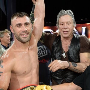 Le boxeur Yohan Lidon (Le Bûcheron) vainqueur et Mickey Rourke - Soirée "La Fight Night" de Saint-­Tropez, France, le 4 août 2016. La Fight Night est un concept original alliant les plus hautes valeurs des sports de combats internationaux au glamour de Saint-­Tropez. Certains des plus grands noms de la boxe thaï et du kick-boxing mondiaux se sont affrontés sur ce ring faisant désormais partie de la légende de la boxe sous toutes ses formes. Cette prestigieuse soirée de gala au clair de lune est devenue au cours du temps LA marque d'un succès sportif et people retentissant. Un événement incontournable dans le village le plus célèbre de la Côte d'Azur. © Rachid Bellak/Bestimage