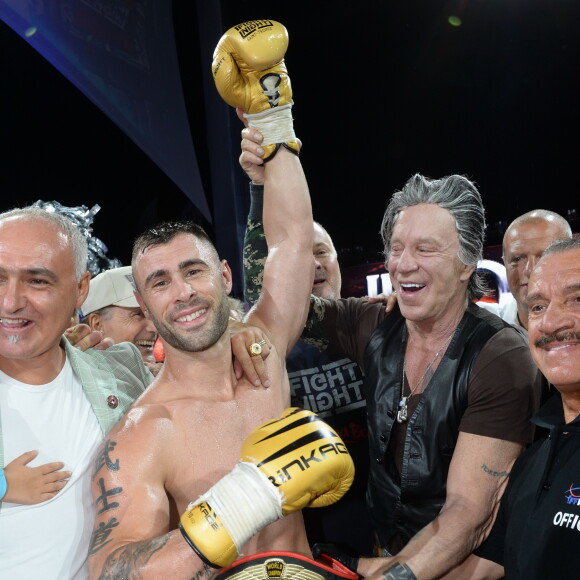 Le boxeur Yohan Lidon (Le Bûcheron) vainqueur et Mickey Rourke - Soirée "La Fight Night" de Saint-­Tropez, France, le 4 août 2016. La Fight Night est un concept original alliant les plus hautes valeurs des sports de combats internationaux au glamour de Saint-­Tropez. Certains des plus grands noms de la boxe thaï et du kick-boxing mondiaux se sont affrontés sur ce ring faisant désormais partie de la légende de la boxe sous toutes ses formes. Cette prestigieuse soirée de gala au clair de lune est devenue au cours du temps LA marque d'un succès sportif et people retentissant. Un événement incontournable dans le village le plus célèbre de la Côte d'Azur. © Rachid Bellak/Bestimage