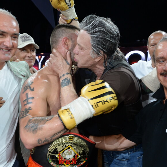 Le boxeur Yohan Lidon (Le Bûcheron) vainqueur et Mickey Rourke - Soirée "La Fight Night" de Saint-­Tropez, France, le 4 août 2016. La Fight Night est un concept original alliant les plus hautes valeurs des sports de combats internationaux au glamour de Saint-­Tropez. Certains des plus grands noms de la boxe thaï et du kick-boxing mondiaux se sont affrontés sur ce ring faisant désormais partie de la légende de la boxe sous toutes ses formes. Cette prestigieuse soirée de gala au clair de lune est devenue au cours du temps LA marque d'un succès sportif et people retentissant. Un événement incontournable dans le village le plus célèbre de la Côte d'Azur. © Rachid Bellak/Bestimage