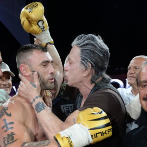 Le boxeur Yohan Lidon (Le Bûcheron) vainqueur et Mickey Rourke - Soirée "La Fight Night" de Saint-­Tropez, France, le 4 août 2016. La Fight Night est un concept original alliant les plus hautes valeurs des sports de combats internationaux au glamour de Saint-­Tropez. Certains des plus grands noms de la boxe thaï et du kick-boxing mondiaux se sont affrontés sur ce ring faisant désormais partie de la légende de la boxe sous toutes ses formes. Cette prestigieuse soirée de gala au clair de lune est devenue au cours du temps LA marque d'un succès sportif et people retentissant. Un événement incontournable dans le village le plus célèbre de la Côte d'Azur. © Rachid Bellak/Bestimage