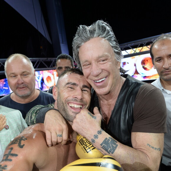 Le boxeur Yohan Lidon (Le Bûcheron) vainqueur et Mickey Rourke - Soirée "La Fight Night" de Saint-­Tropez, France, le 4 août 2016. La Fight Night est un concept original alliant les plus hautes valeurs des sports de combats internationaux au glamour de Saint-­Tropez. Certains des plus grands noms de la boxe thaï et du kick-boxing mondiaux se sont affrontés sur ce ring faisant désormais partie de la légende de la boxe sous toutes ses formes. Cette prestigieuse soirée de gala au clair de lune est devenue au cours du temps LA marque d'un succès sportif et people retentissant. Un événement incontournable dans le village le plus célèbre de la Côte d'Azur. © Rachid Bellak/Bestimage