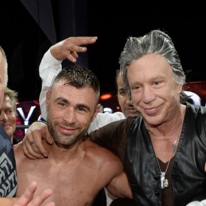 Olivier Muller et Mickey Rourke entre le boxeur croate Danijel Solaja et le boxeur Yohan Lidon (Le Bûcheron) vainqueur - Soirée "La Fight Night" de Saint-­Tropez, France, le 4 août 2016. La Fight Night est un concept original alliant les plus hautes valeurs des sports de combats internationaux au glamour de Saint-­Tropez. Certains des plus grands noms de la boxe thaï et du kick-boxing mondiaux se sont affrontés sur ce ring faisant désormais partie de la légende de la boxe sous toutes ses formes. Cette prestigieuse soirée de gala au clair de lune est devenue au cours du temps LA marque d'un succès sportif et people retentissant. Un événement incontournable dans le village le plus célèbre de la Côte d'Azur. © Rachid Bellak/Bestimage