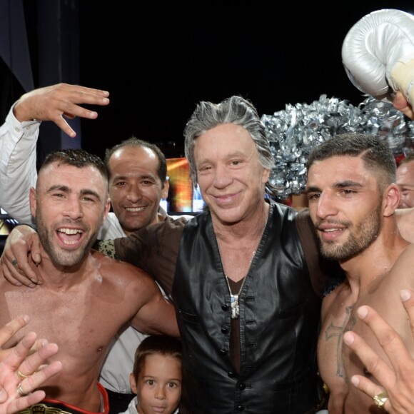 Olivier Muller et Mickey Rourke entre le boxeur croate Danijel Solaja et le boxeur Yohan Lidon (Le Bûcheron) vainqueur - Soirée "La Fight Night" de Saint-­Tropez, France, le 4 août 2016. La Fight Night est un concept original alliant les plus hautes valeurs des sports de combats internationaux au glamour de Saint-­Tropez. Certains des plus grands noms de la boxe thaï et du kick-boxing mondiaux se sont affrontés sur ce ring faisant désormais partie de la légende de la boxe sous toutes ses formes. Cette prestigieuse soirée de gala au clair de lune est devenue au cours du temps LA marque d'un succès sportif et people retentissant. Un événement incontournable dans le village le plus célèbre de la Côte d'Azur. © Rachid Bellak/Bestimage