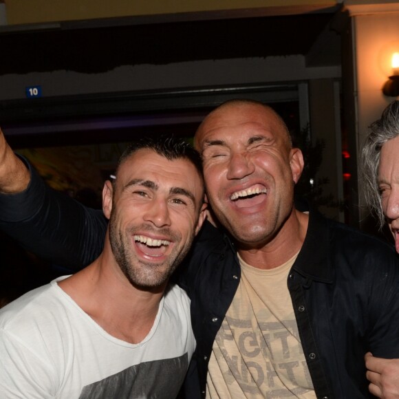 Le boxeur Yohan Lidon (Le Bûcheron) vainqueur, Le boxeur Jérôme Le Banner et Mickey Rourke - Soirée "La Fight Night" de Saint-­Tropez, France, le 4 août 2016. La Fight Night est un concept original alliant les plus hautes valeurs des sports de combats internationaux au glamour de Saint-­Tropez. Certains des plus grands noms de la boxe thaï et du kick-boxing mondiaux se sont affrontés sur ce ring faisant désormais partie de la légende de la boxe sous toutes ses formes. Cette prestigieuse soirée de gala au clair de lune est devenue au cours du temps LA marque d'un succès sportif et people retentissant. Un événement incontournable dans le village le plus célèbre de la Côte d'Azur. © Rachid Bellak/Bestimage
