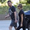 Exclusif - Lara Bingle, enceinte, et son mari Sam Worthington, main dans la main, se rendent à un cours de gym à New York, le 4 août 2016.