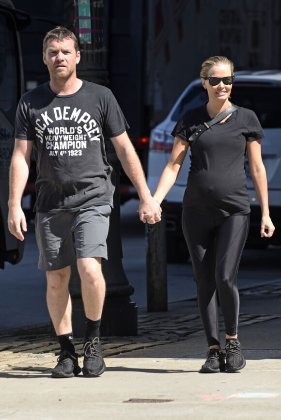 Exclusif - Lara Bingle, enceinte de son deuxième enfant, et son mari Sam Worthington, main dans la main, se rendent à un cours de gym à New York, le 4 août 2016.