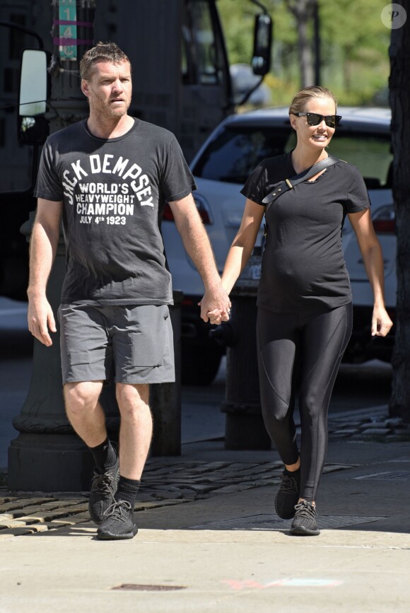 Exclusif - Lara Bingle, enceinte, et son mari Sam Worthington, main dans la main, se rendent à un cours de gym à New York, le 4 août 2016.