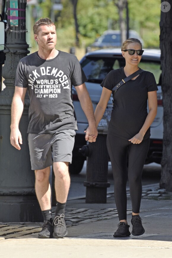 Exclusif - Lara Bingle, enceinte, et son mari Sam Worthington, main dans la main, se rendent à un cours de gym à New York, le 4 août 2016.