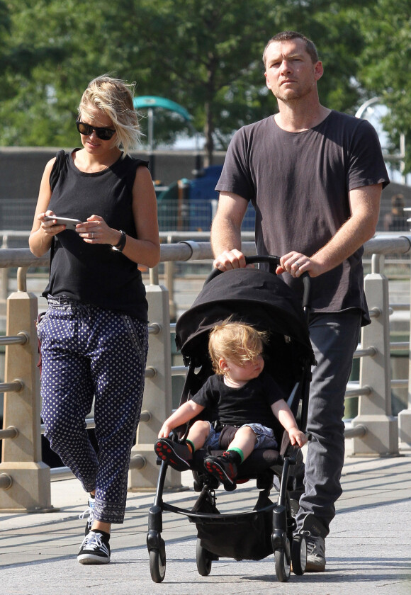 Sam Worthington avec sa femme Lara Bingle, enceinte, et leur fils Rocket, se promènent à Manhattan, le 11 juin 2016.