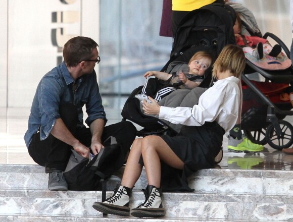 Sam Worthington et sa femme Lara Bingle se relaxent avec leur fils Rocket sur les marches du World Trade Center à New York, le 17 avril 2016