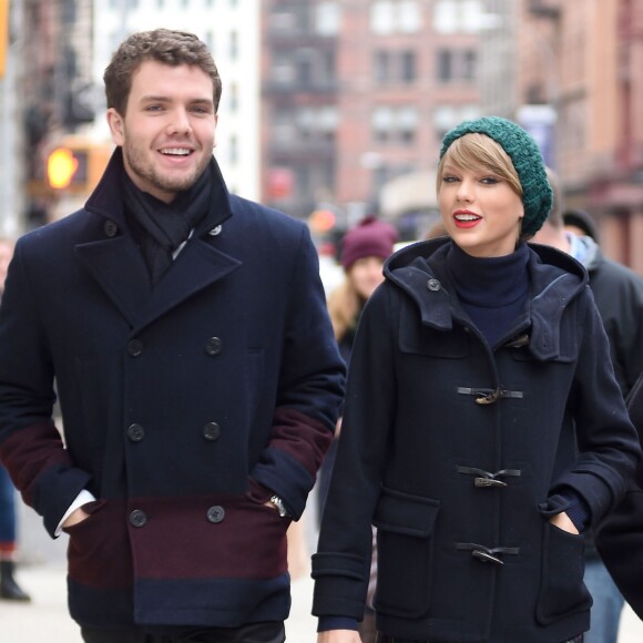 Taylor Swift va déjeuner avec son frère Austin et ses parents Andrea et Scott dans le quartier de Tribeca à New York, le 22 décembre 2014.