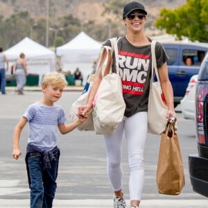 L'ex femme de Robin Thicke Paula Patton fait ses coures avec son fils Julian Thicke à Malibu le 15 mai 2016.