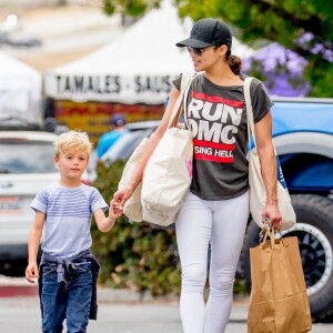 L'ex femme de Robin Thicke Paula Patton fait ses coures avec son fils Julian Thicke à Malibu le 15 mai 2016.