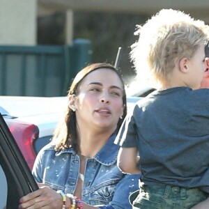 Robin Thicke et son ex femme Paula Patton se sont retrouvés pour passer la journée en famille avec leur fils Julian à Los Angeles. Paula a des blessures au genou. Le 5 novembre 2014